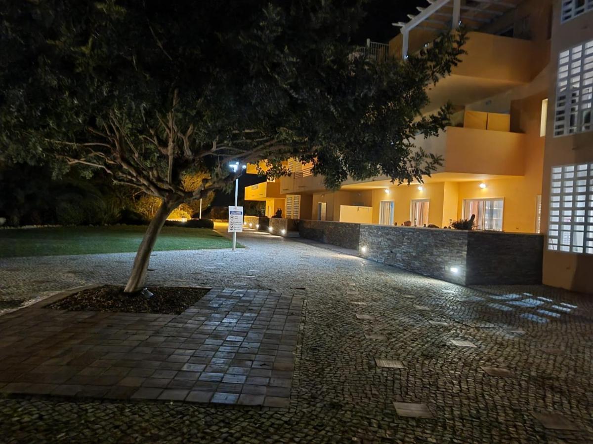 Marinho - 2 Bedroom 2 Bathroom Ground Floor Apartment With Communal Pool And Gardens Conceição Kültér fotó